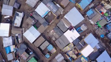 Lima 'daki Shantytown' da. Tahta riskli evlerde yaşayan fakir aileler..