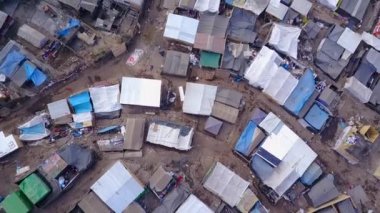 Lima 'daki Shantytown' da. Tahta riskli evlerde yaşayan fakir aileler..