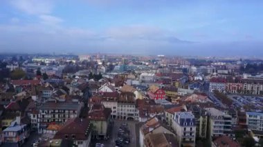 İsviçre, Nyon 'un hava videosu. Eski binalar ve modern yaşam.