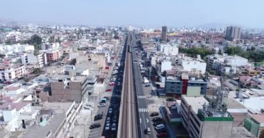 San Borja 'daki tren, tren ve tren istasyonunun Lima Peru' daki hava görüntüsü..
