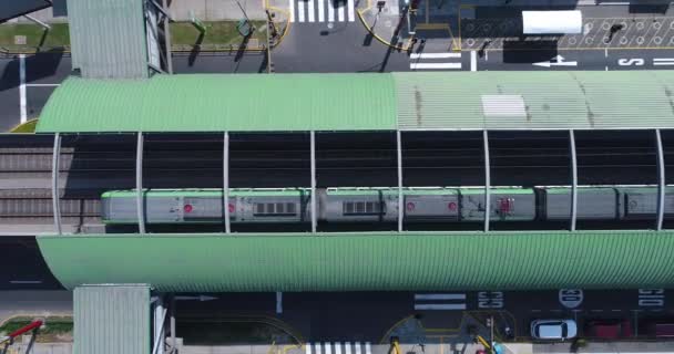 Luftbild Des Elektrischen Zuges Des Zuges Und Des Bahnhofs Distrikt — Stockvideo