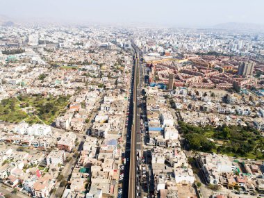 San Borja 'daki tren, tren ve tren istasyonunun Lima Peru' daki hava görüntüsü..