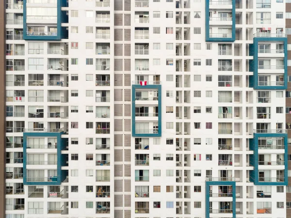 Lima, Lima / Peru - 23 Temmuz 2020: Peru 'nun bağımsızlık günü için bayraklı bina.