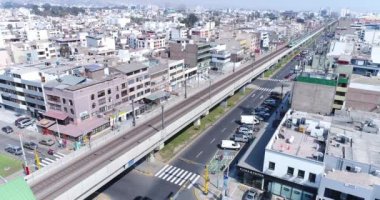 San Borja 'daki tren, tren ve tren istasyonunun Lima Peru' daki hava görüntüsü..