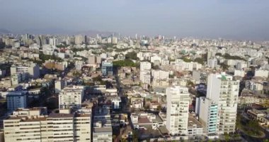 Lima Peru 'nun hava videosu. Daire binaları.
