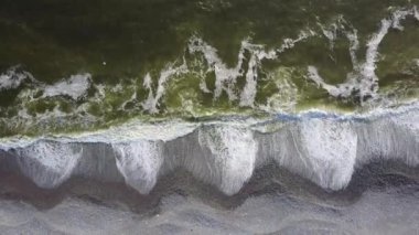 Lima Peru 'daki çakıl taşlı kumsalın hava videosu.