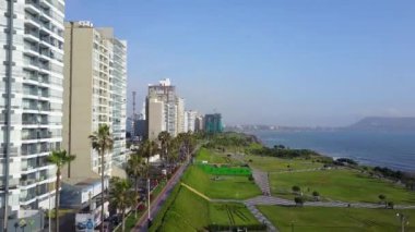 Lima Peru 'nun hava videosu. Miraflores bölgesi, park üzerinde..