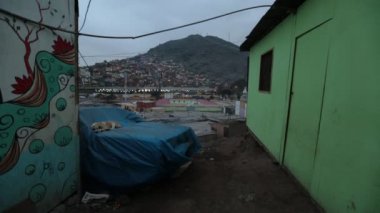 Cantagallo, Lima Peru 'daki Shipibo Conibo topluluğunun videosu. Rimac bölgesi, San Cristobal tepesi.