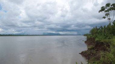 Peru ormanlarındaki Ucayali Nehri 'nin videosu..