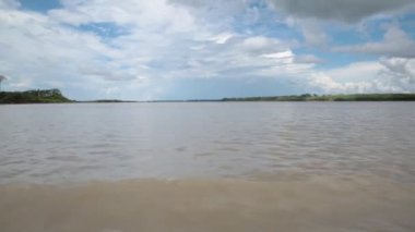 Peru ormanlarındaki Ucayali Nehri 'nin videosu..