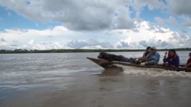 Ucayali nehrinde seyahat eden teknenin videosu. Amazon Ormanı. Shipibo Conibo topluluğu.