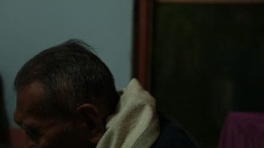 Ayahuasca törenindeki yaşlı şaman. Peru ormanı, Shipibo conibo topluluğu.