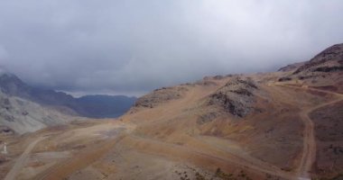 Peru And Dağları 'ndaki hava videosu. Ticlio Dağı, Lima ve Junin eyaletleri arasındaki doğal sınır..