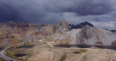 Peru And Dağları 'ndaki hava videosu. Ticlio Dağı, Lima ve Junin eyaletleri arasındaki doğal sınır..