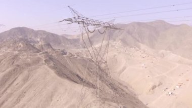 Güç hattı kulesinin insansız hava aracı görüntüsü. Elektrik denetimi. 