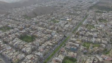 Lima Peru 'da İHA ile yapılan hava videosu. La Molina Bölgesi.