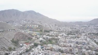 Lima Peru 'da İHA ile yapılan hava videosu. La Molina Bölgesi.
