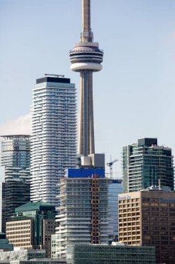 Toronto, Ontario / Kanada; 12 Ekim 2019: Toronto City, Kanada. Modern binalar ve mavi göl. CN Kulesi, Kanada Ulusal Kulesi.