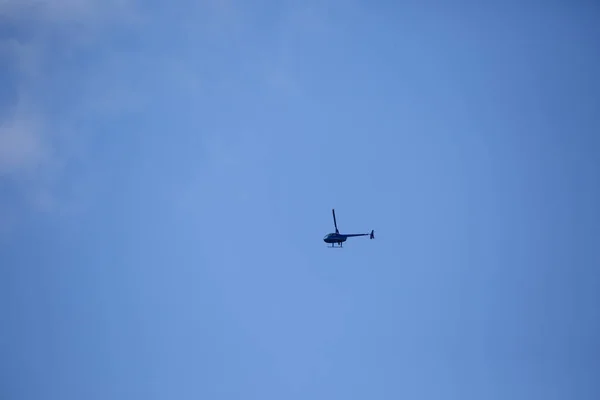 Вертолет Летит Голубом Небе — стоковое фото