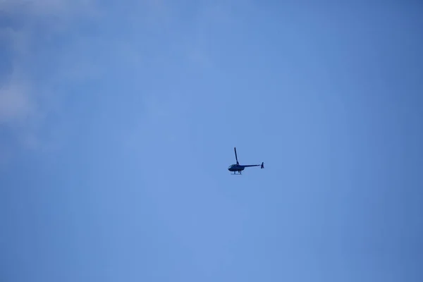 Elicottero Che Vola Nel Cielo Blu — Foto Stock