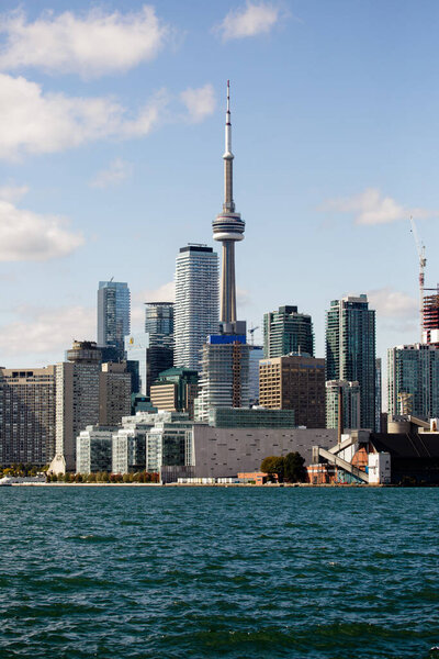 Торонто, Онтарио / Канада; 12 октября 2019 года: Образ города Торонто, Канада. Современные здания и голубое озеро. CN Tower, Канадская национальная башня.