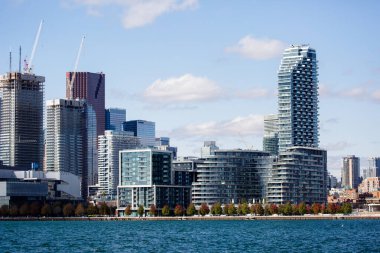 Toronto, Ontario / Kanada; 12 Ekim 2019: Toronto şehir merkezi göle yakın.