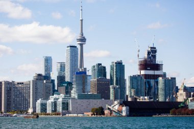 Toronto, Ontario / Kanada; 12 Ekim 2019: Toronto City, Kanada. Modern binalar ve mavi göl. CN Kulesi, Kanada Ulusal Kulesi.
