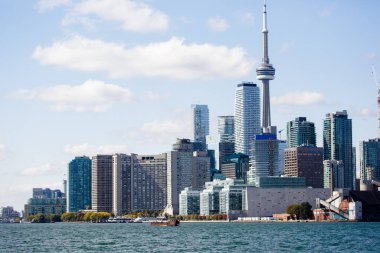 Toronto, Ontario / Kanada; 12 Ekim 2019: Toronto City, Kanada. Modern binalar ve mavi göl. CN Kulesi, Kanada Ulusal Kulesi.