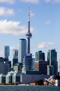 Toronto, Ontario / Kanada; 12 Ekim 2019: Toronto City, Kanada. Modern binalar ve mavi göl. CN Kulesi, Kanada Ulusal Kulesi.
