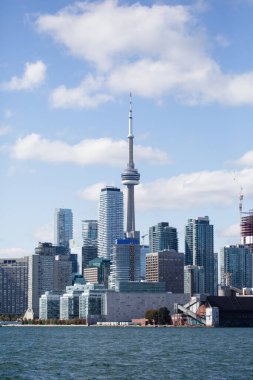 Toronto, Ontario / Kanada; 12 Ekim 2019: Toronto City, Kanada. Modern binalar ve mavi göl. CN Kulesi, Kanada Ulusal Kulesi.