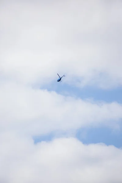 Helicóptero Volando Cielo Azul — Foto de Stock