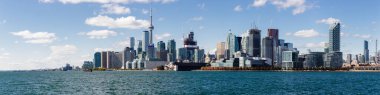 Toronto, Ontario / Kanada; 12 Ekim 2019: Toronto City, Kanada. Modern binalar ve mavi göl. CN Kulesi, Kanada Ulusal Kulesi.