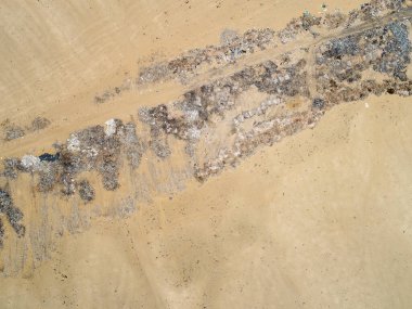 Peru çölündeki çöp konteynırının üzerinden hava manzarası. İHA ile yapılan resim.