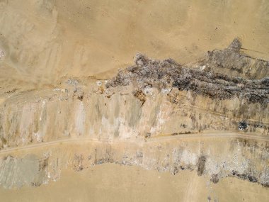 Peru çölündeki çöp konteynırının üzerinden hava manzarası. İHA ile yapılan resim.