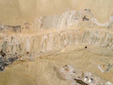 Peru çölündeki çöp konteynırının üzerinden hava manzarası. İHA ile yapılan resim.