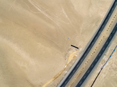 Peru Çölü üzerinde otobanın havadan çekilmiş videosu. İHA ile yapılan resim.