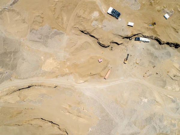 Peru çölündeki kum ocağının hava görüntüsü. İHA ile yapılan resim.