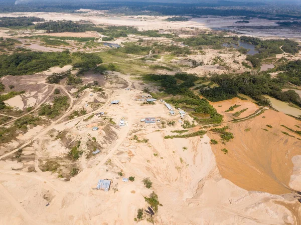 Yasadışı altın madenciliği nedeniyle ormanların tahrip edilmesi üzerine hava görüntüleri.