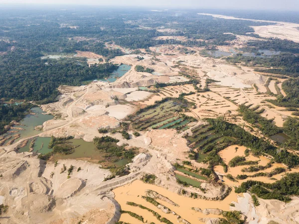 Yasadışı altın madenciliği nedeniyle ormanların tahrip edilmesi üzerine hava görüntüleri.
