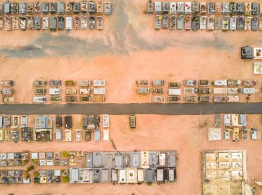 Avrupa 'daki geleneksel mezarlığın hava görüntüsü. Cluny Şehri.