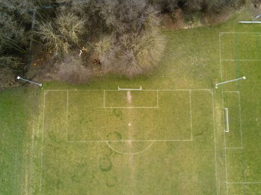 Futbol çim sahasının hava görüntüsü.