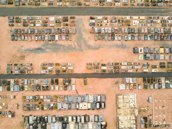Avrupa 'daki geleneksel mezarlığın hava görüntüsü. Cluny Şehri.
