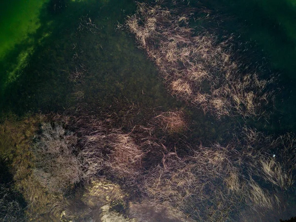 Fransa 'daki gölün havadan görüntüsü. Avrupa 'da doğa manzarası.