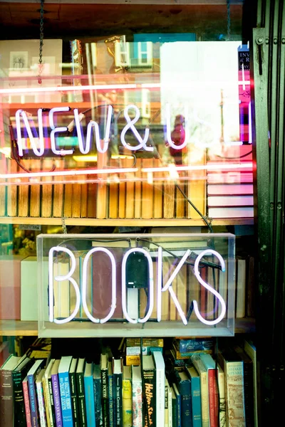 Toronto, Ontario / Kanada - 9 Mart 2019: Bir kitapçının görüntüleri. 