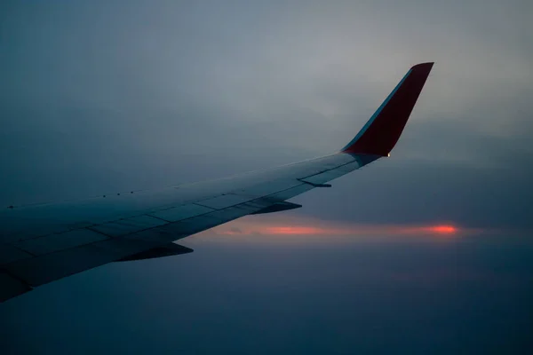비행기 날개와 창문의 이미지 — 스톡 사진