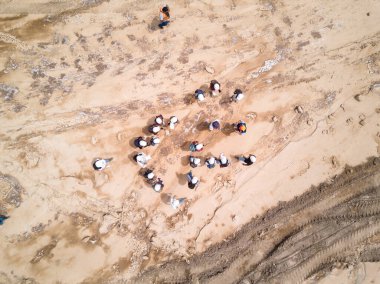 Kuru nehir yatağında bir grup mühendis üzerinde hava görüntüsü.