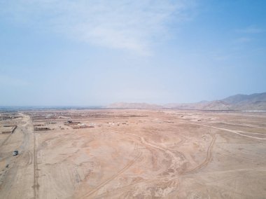 Lima Peru 'daki kurumuş nehir yatağının üzerinde hava görüntüsü.