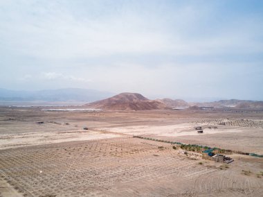 Lima Peru 'daki kurumuş nehir yatağının üzerinde hava görüntüsü.