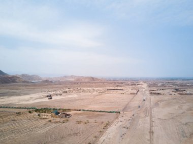 Lima Peru 'daki kurumuş nehir yatağının üzerinde hava görüntüsü.