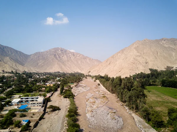 Cieneguilla 'nın İHA' sı Lima Peru 'nun hava görüntüsü. Lurin Nehri şehri geçiyor..